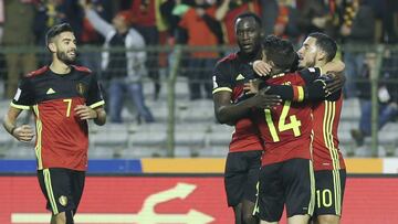 Eden Hazard celebra su gol con sus compa&ntilde;eros.