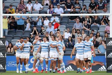 Argentina reescribió todos los libros del Rugby mundial: en el arranque del Tri-Nations, un triunfo histórico ante los All Blacks por 25-15, que venía buscando por tantos años y no pudo conseguir por distintos motivos. Desde ese día, Los Pumas se sumaron a un selecto grupo que pudo vencer a los hombres de negro. El conjunto albiceleste empezó con un juego y posesión sostenida, presionando a los All Blacks y jugando de manera inteligente y conservadora. Los All Blacks se metían en el pleito cometiendo errores y penales infantiles, algo que Los Pumas debían aprovechar. Argentina, en un 2020 inédito por la pandemia, también generó un triunfo sin precedente, donde cada lágrima, sudor y sangre de cada 'Puma' en la historia, valió la pena para un 14 de noviembre de 2020 histórico.