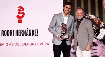 Premio As al Deportista del Año 2024 a Rodrigo Hernández 'Rodri'. Juan Cierco, director corporativo de Iberia, entrega el trofeo al jugador internacional del Manchester City.