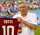 Totti le regala una camiseta firmada a Carlo Ancelotti