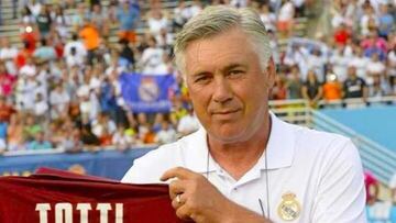 Totti le regala una camiseta firmada a Carlo Ancelotti