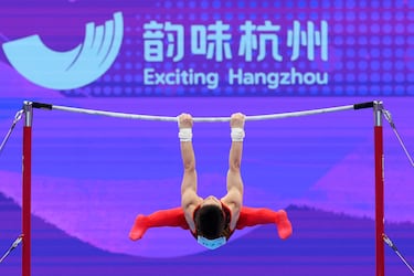 Xie Chenyi muestra su dominio de la barra fija