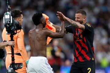 Vinicius Júnior y Kyle Walker tras un partido de Champions League entre Real Madrid y Manchester City.