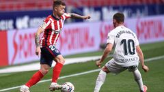 Trippier conduce el bal&oacute;n ante Sergio G&oacute;mez durante el partido del Atl&eacute;tico ante el Huesca.