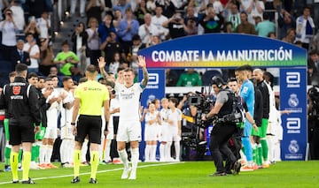 Toni Kroos, recibe el reconocimiento de los jugadores de ambos equipos y aficionados en el estadio Santiago Bernabéu.