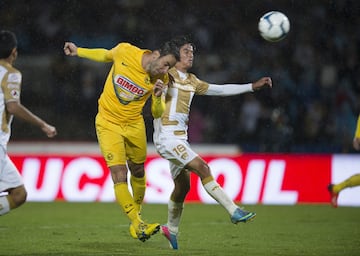 Bajo una intensa lluvia, América goleó a Pumas en Ciudad Universitaria por 4-1 con goles de Miguel Layún, Juan Carlos Valenzuela, Luis Ángel Mendoza y Gabriel Rey. En la parte final del encuentro, los locales descontaron el marcador a través de Martín Bravo, pero no pudieron evitar la humillación ni la sexta caída consecutiva ante las Águilas del Piojo.