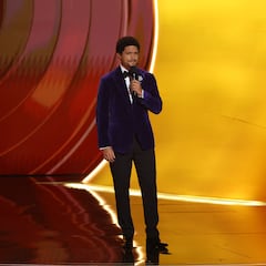 Quién es Trevor Noah, el presentador de los Grammys 2026 que bromeó con Trump y Einstein: el Presidente amenaza con demandarle