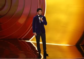 Quién es Trevor Noah, el presentador de los Grammys 2026 que bromeó con Trump y Epstein: el Presidente amenaza con demandarle