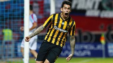 Sergio Ara&uacute;jo celebra un gol con la camiseta del AEK Atenas.