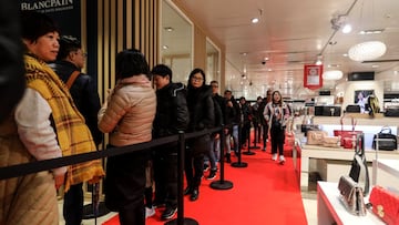 Imagen de turistas asi&aacute;ticos en la cola de El Corte Ingl&eacute;s.