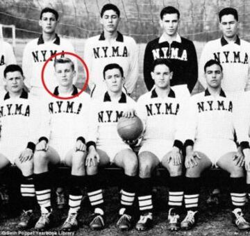 Donald Trump con el equipo de fútbol del colegio en Nueva York. 