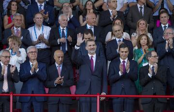 El Rey Felipe VI junto al presidente del Gobierno Pedro Sánchez y el presidente de la Generalitat Quim Torra durante la inauguración de los XVIII Juegos Mediterráneos en el Nou Estadi de Tarragona.