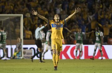 MEX06. MONTERREY (MÉXICO), 25/11/2017.- Jorge Torres de Tigres celebra un gol hoy, sábado 25 de noviembre de 2017, durante el partido de vuelta de cuartos de final del Torneo Apertura 2017, entre los equipos de Tigres y León , celebrado en el estadio Universitario de la ciudad de Monterrey (México). EFE/Miguel Sierra.