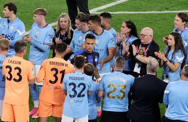 Los jugadores del Manchester City realizan el pasillo al Inter de Milán. En la imagen, Lautaro Martínez.