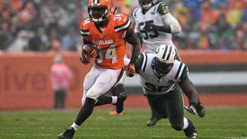 CLEVELAND, OH - OCTOBER 30: Isaiah Crowell #34 of the Cleveland Browns carries the ball in front of a diving Muhammad Wilkerson #96 of the New York Jets during the second quarter at FirstEnergy Stadium on October 30, 2016 in Cleveland, Ohio.   Jason Miller/Getty Images/AFP
 == FOR NEWSPAPERS, INTERNET, TELCOS &amp; TELEVISION USE ONLY ==