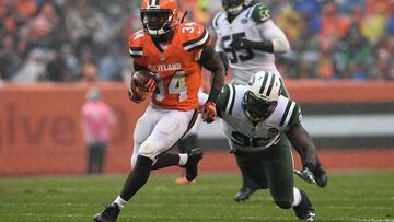CLEVELAND, OH - OCTOBER 30: Isaiah Crowell #34 of the Cleveland Browns carries the ball in front of a diving Muhammad Wilkerson #96 of the New York Jets during the second quarter at FirstEnergy Stadium on October 30, 2016 in Cleveland, Ohio. Jason Miller/Getty Images/AFP
== FOR NEWSPAPERS, INTERNET, TELCOS & TELEVISION USE ONLY ==