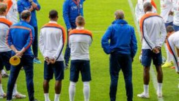Van Gaal habló con sus jugadores durante el último entrenamiento y cambiará su dibujo en el amistoso contra Gales.