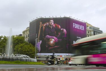 La imagen de Leo Messi apareció en una lona gigante sobre la fachada de un edificio en el centro de Barcelona, en la confluencia del Paseo de Gràcia con la Gran Via. Se trata de un acto promocional con motivo del cincuenta aniversario de la cadena de restauración Hard Rock Café, de la que el crack argentino es imagen.