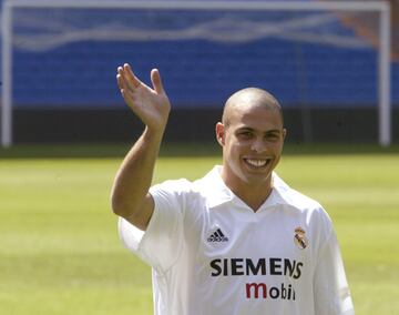 El delantero brasileño acababa de ganar el Mundial siendo, además, el máximo goleador del torneo. Sin embargo en el Inter no era titular indiscutible y su relación con el entrenador interista, Héctor Cúper, era muy mala. Sabiendo de su caché revalorizado tras el mundial aprovechó para comunicar al club milanés que no quería continuar de "neroazzurro". Finalmente, en el último día de mercado de fichajes, el Real Madrid anunció su fichaje. Fue tan mala su pretemporada que tardaría varios partidos para poder debutar con la camiseta blanca. Lo hizo contra el Alavés, anotando dos goles saliendo desde el banquillo.