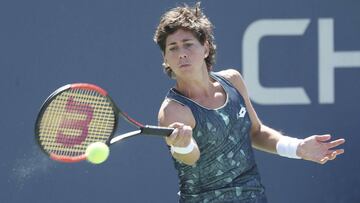 Carla Su¨¢rez sonr¨ªe: gran victoria frente a Makarova