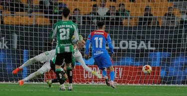 0-5 Thiago Almada centra a Antoine Griezmann, dispara, Adrián repele la pelota y le cae franca al mediocentro argentino para anotar el quinto tanto.