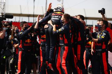 Alegría del piloto neerlandés de Red Bull Racing tras proclamarse campeón del Gran Premio 70 Aniversario 2020. 
