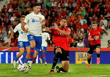 2-2. Lamine Yamal filtra un pase a Raphinha en el área, el delantero brasileño centra raso, deja pasar el balón Robert Lewandowski y Fermín López dispara a placer para anotar el segundo tanto.