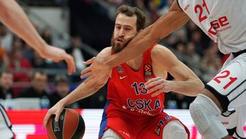 EPA7298. MOSCÚ (RUSIA), 26/01/2018.- El base del CSKA de Moscú, el español Sergio Rodríguez (c) pelea por el balón contra el jugador del Brose Bamberg Augustine Rubit (d), durante el partido de Euroliga de baloncesto disputado entre ambos equipos en Moscú (Rusia) hoy, 26 de enero de 2018. EFE/ Sergei Ilnitsky