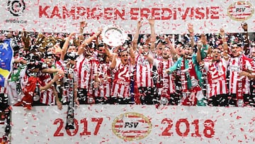 Los jugadores del PSV Eindhoven celebran su t&iacute;tulo de campeones de la liga holandesa Eredivisie en la temporada 2017-2018.