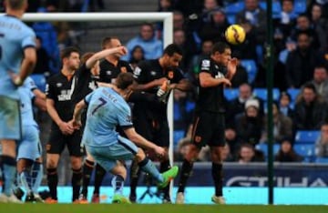 Manchester City sólo salvó un empate en la agonía ante Hull City.