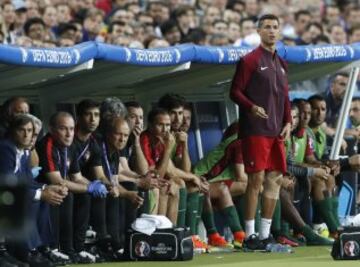 Cristiano Ronaldo sufriendo desde el banquillo. 