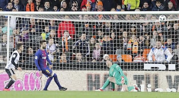 Gayá, Piqué y Cillessen.