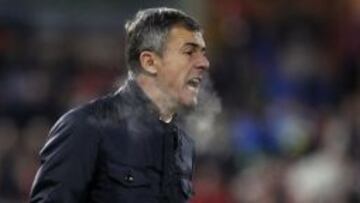 El entrenador del Granada, Lucas Alcaraz, durante el empate contra el Osasuna.