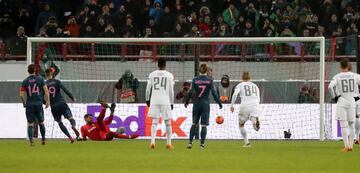 Fernando Torres marca el 1-3 de penalti.
