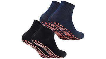 Calcetines antideslizantes de Natuce de color negro y azul marino en Amazon