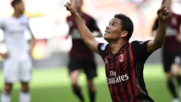 Carlos Bacca celebra su gol ante Palermo