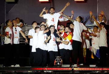 Los jugadores de la selección española  y los aficionados celebran el la plaza de la Cibeles el título de la Eurocopa. En la imagen, Jesús Navas en lo alto de Álvaro Morata.