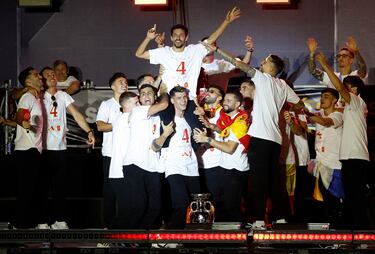 Los jugadores de la selección española  y los aficionados celebran el la plaza de la Cibeles el título de la Eurocopa. En la imagen, Jesús Navas en lo alto de Álvaro Morata.
