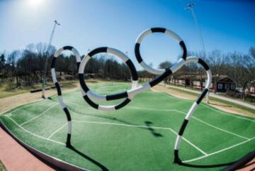 16. El terreno de juego 'Puckelboll' es una obra diseñada por el artista Johan Ferner Stroem, situado en Skarholmen, al sur-oeste de Estocolmo, es un campo de césped artificial distorsionado donde las mitades son de diferentes tamaños y en el que el céspe