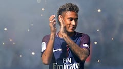 Neymar, en su presentaci&oacute;n p&uacute;blica ante la afici&oacute;n del PSG en el Parque de los Pr&iacute;ncipes.