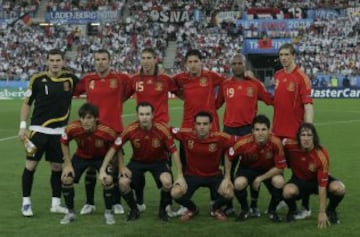 Equipación de la Selección Española entre 2007 y 2009. Fotografía correspondiente a la Final de la Eurocopa de 2008 en Austria.