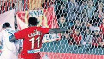 <b>MAKUKULA TUVO EL EMPATE</b>. Cuando el Madrid dominaba el marcador 1-2, Makukula tuvo una ocasión inmejorable para conseguir la igualada y volver a meter a su equipo en el partido. En un barullo en el área de Casillas, el congoleño metió la punta de la bota derecha, pero el balón se marchó lamiendo el palo.