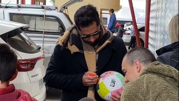 Johnny Herrera llega al clásico universitario y así lo reciben los hinchas de la UC: una escena inesperada 