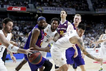 Rudy Fernández recoge el rebote del tiro libre que falla Sergio Llull. En la imágen Chris Singleton y Gabriel Deck.