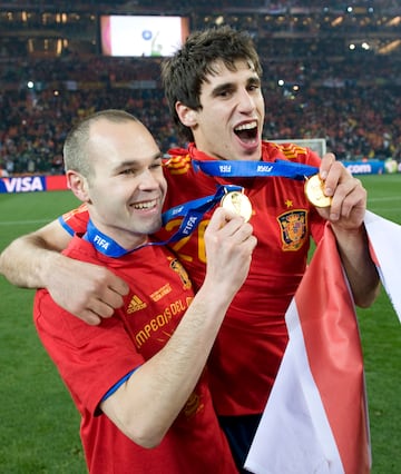 La celebraci¨®n de Andr¨¦s Iniesta y Javi Mart¨ªnez con la medalla de oro de campeones del mundo.