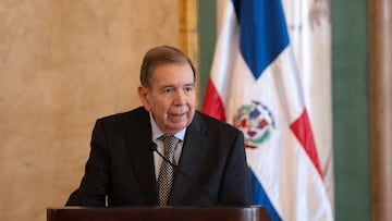 Edmundo González, diplomático y figura opositora, ha quedado en segundo plano frente a María Corina Machado por su perfil moderado y exilio. (Photo by Francesco SPOTORNO / AFP)