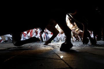 Este 7 de julio serán los toros de la ganadería Núñez del Cuvillo los que recorran las calles de la capital navarra. De esta forma comienza así el primero de los ocho encierros de las fiestas.