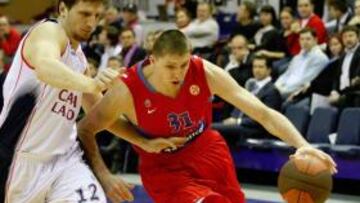 <b>GRAN PELIGRO. </b>Khryapa intenta superar a Teletovic en Moscú.