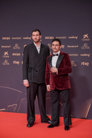 El diseñador Alejandro Navas (i) y el director de cine Juan Antonio Bayona (d) posan en la alfombra roja de la 40º edición de los Premios Goya.