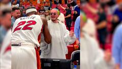 J Balvin y su saludo con Butler del Miami Heat